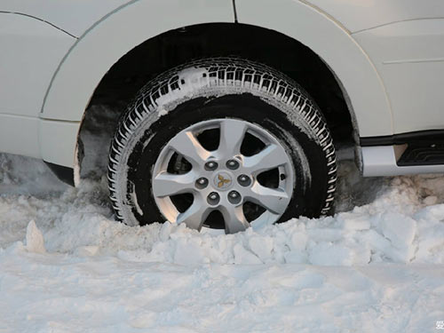 雪地行車：汽車陷入雪溝的脫困方法