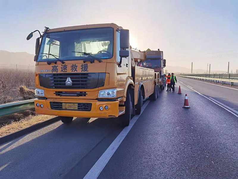 囊謙汽車雪地困境救援：專業團隊緊急行動，為您解決出行難題